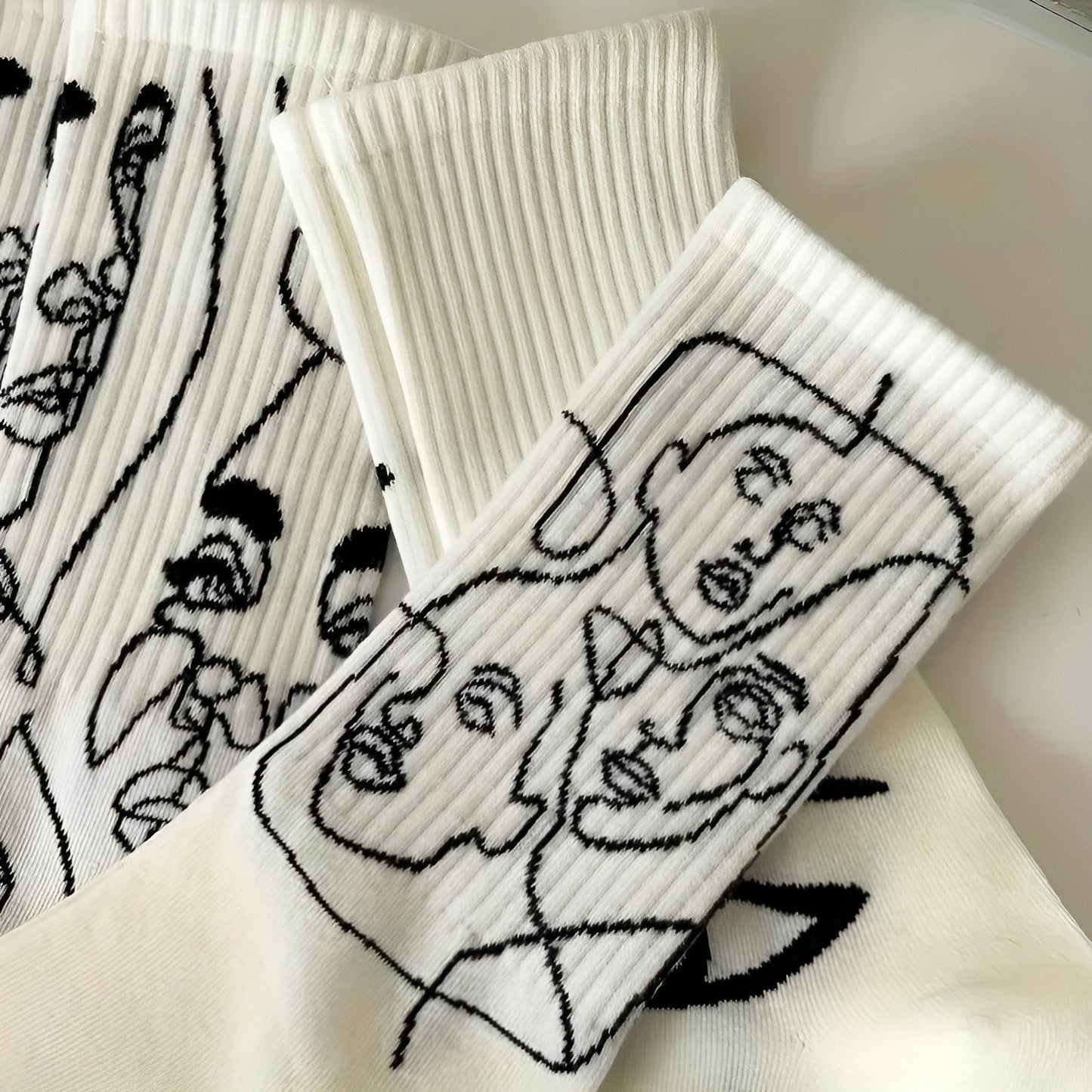 Staring Faces - Abstrakte Linienkunst Socken