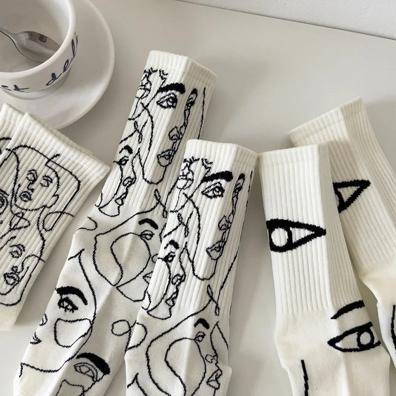 Staring Faces - Abstrakte Linienkunst Socken