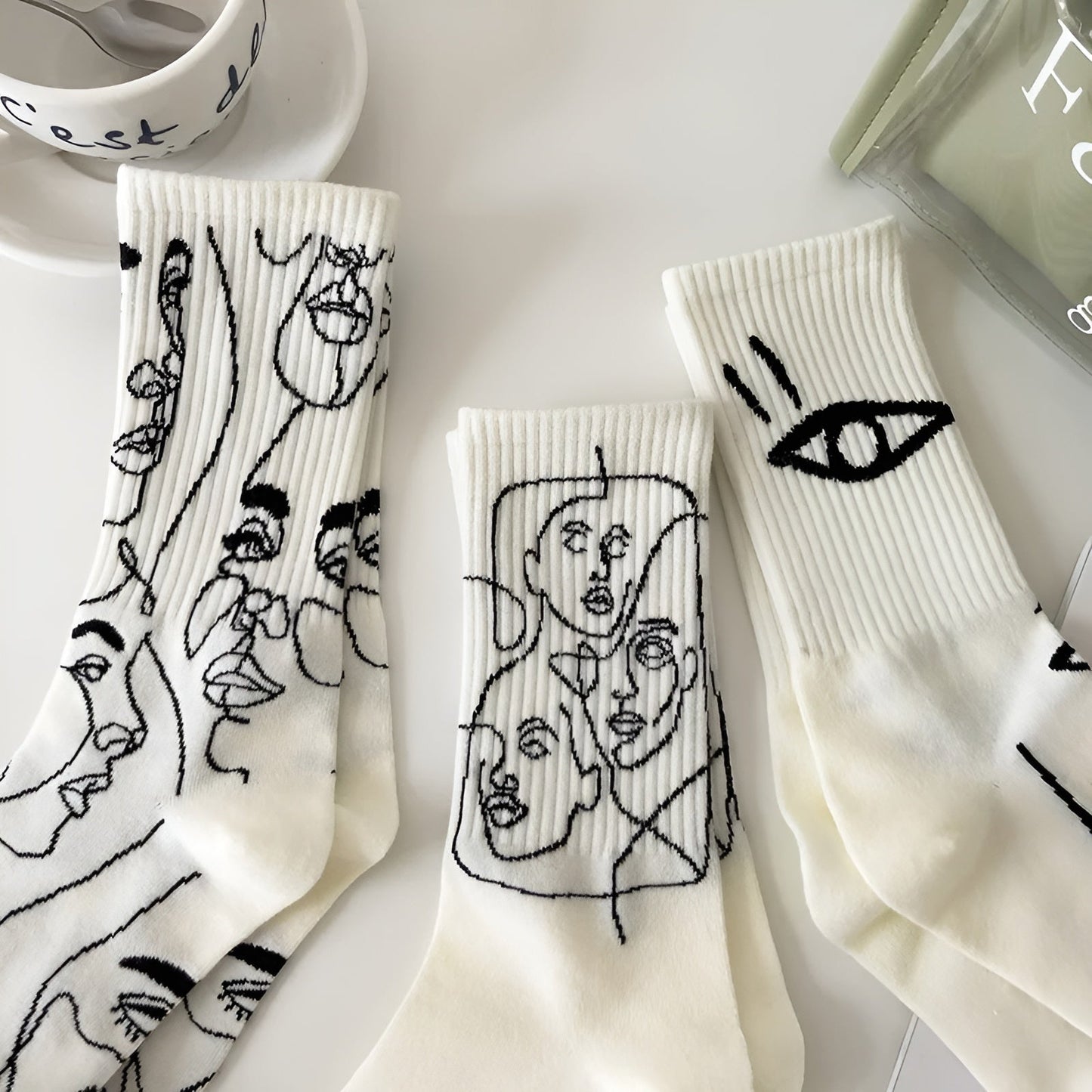 Staring Faces - Abstrakte Linienkunst Socken